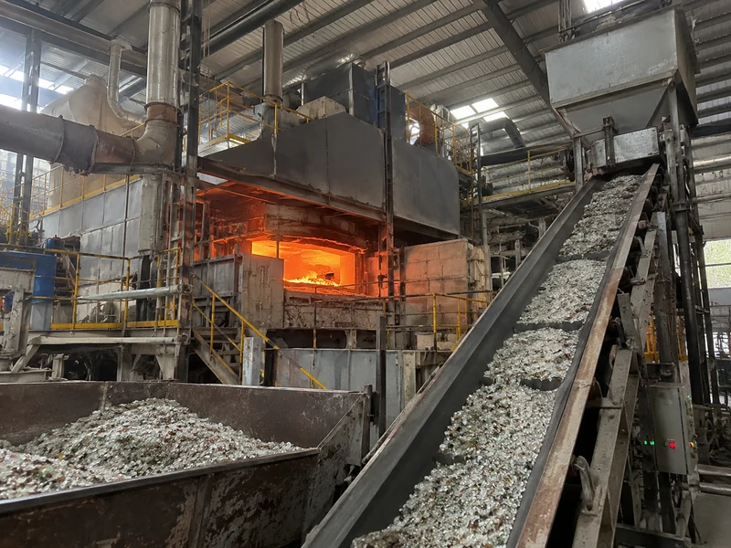 Raw Material Smelting in glass bottle production